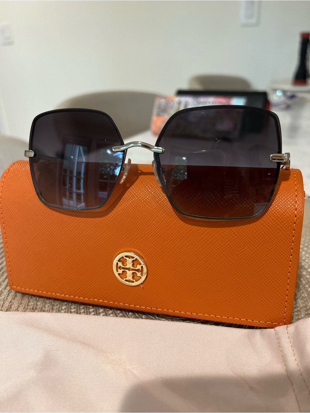Tory Burch womens Gradient Square Sunglasses - Black/Brown with case